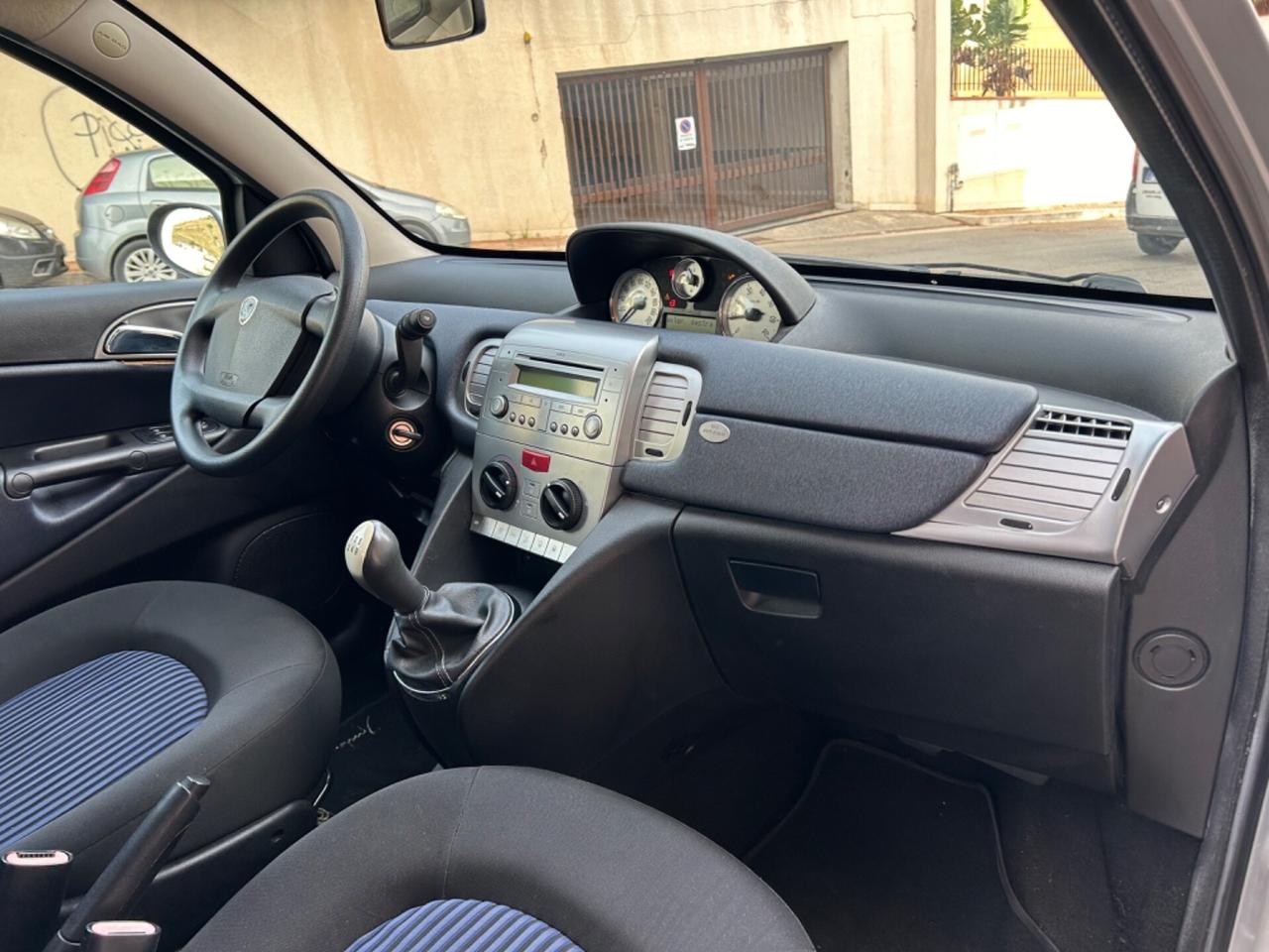 Lancia Ypsilon 1.3 MJT 75 CV Platino