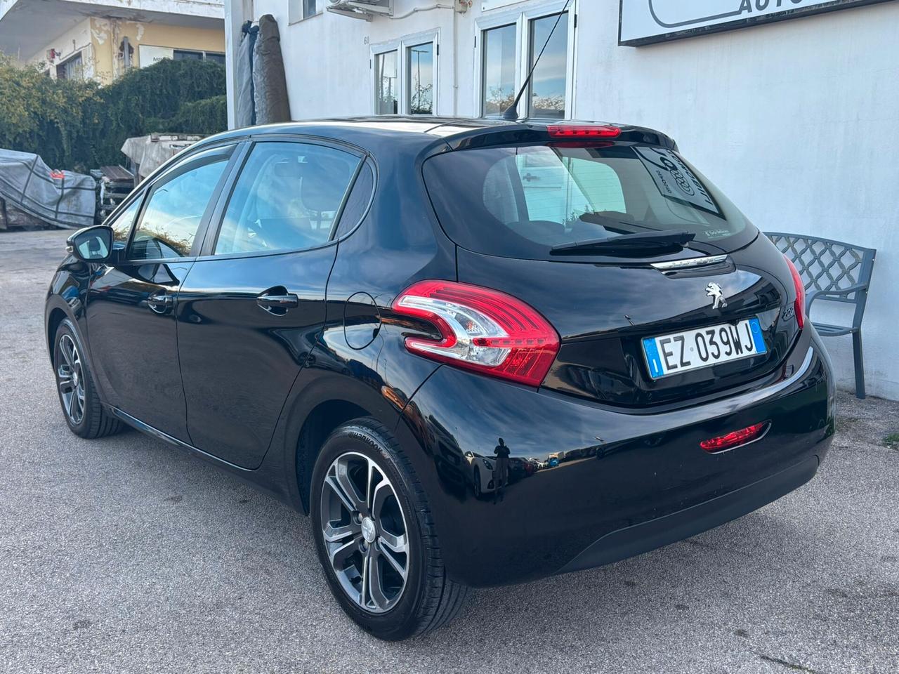Peugeot 208 1.4 HDi 68 CV 5 porte Allure