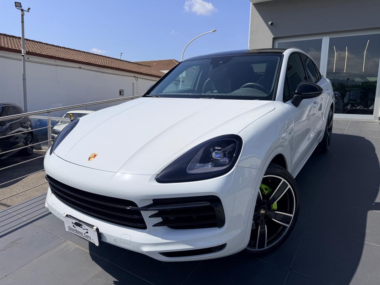 Porsche Cayenne Coupé 3.0 V6 E-Hybrid white edition