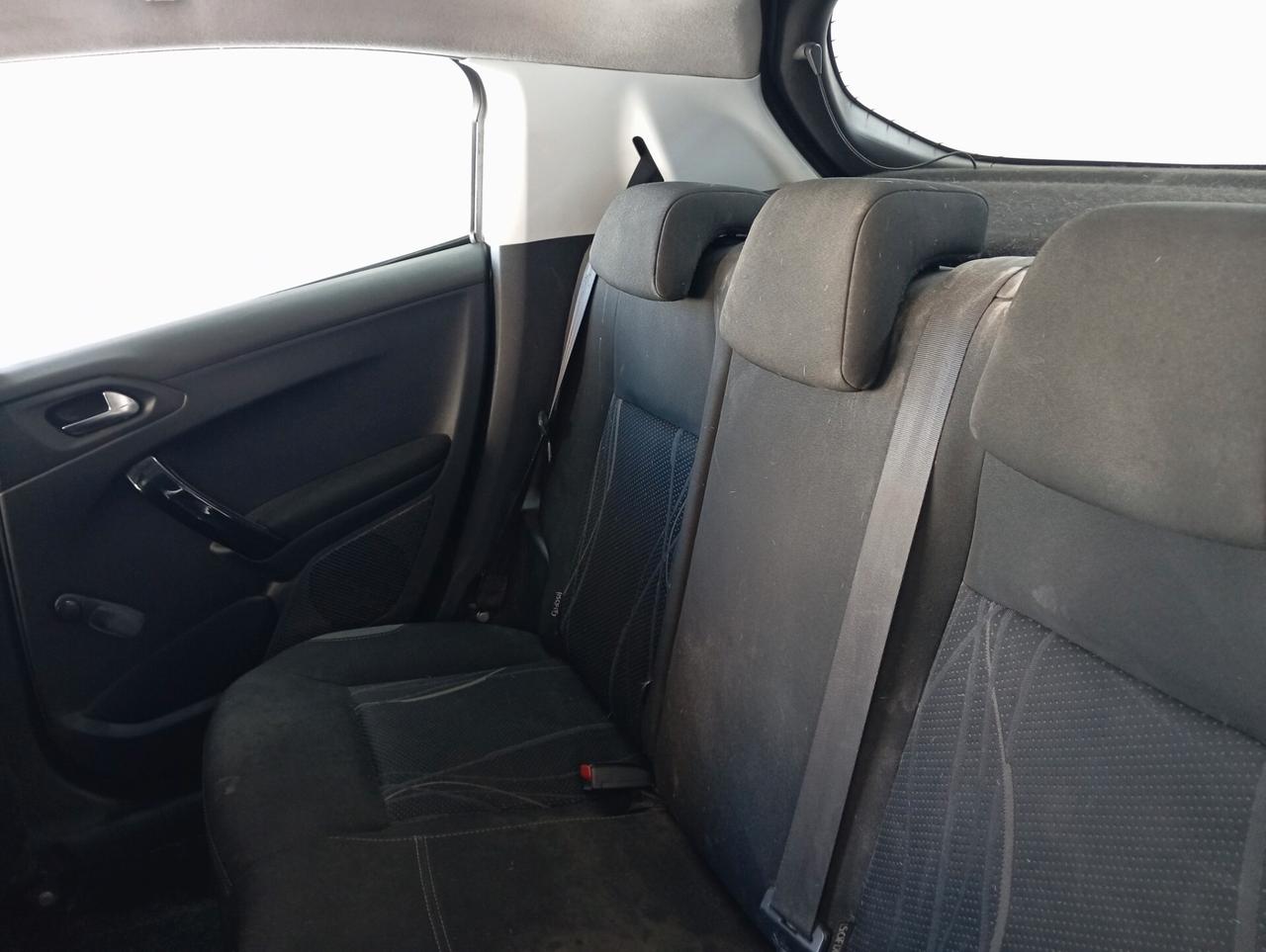 Peugeot 208 1.4 diesel 2015 CON GARANZIA