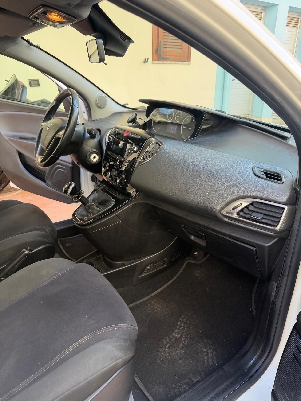 Lancia Ypsilon 0.9 TwinAir 85 CV 5 porte Metano Ecochic Silver