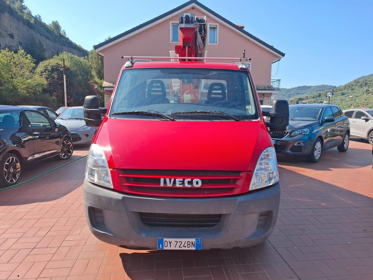 Iveco daily con piattaforma mobile cestello