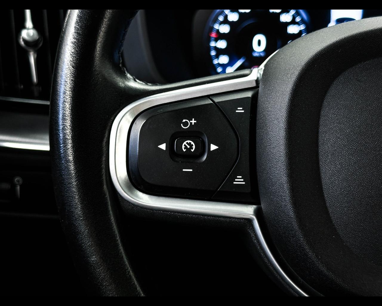 VOLVO XC60 B4 (d) AWD Geartronic Momentum Pro