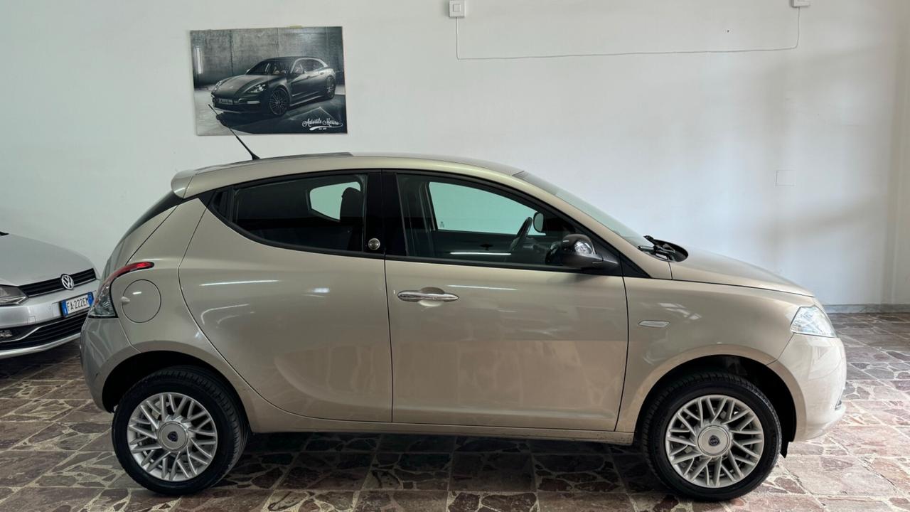 Lancia Ypsilon 0.9 TwinAir 85 CV 5 porte Metano Ecochic Silver