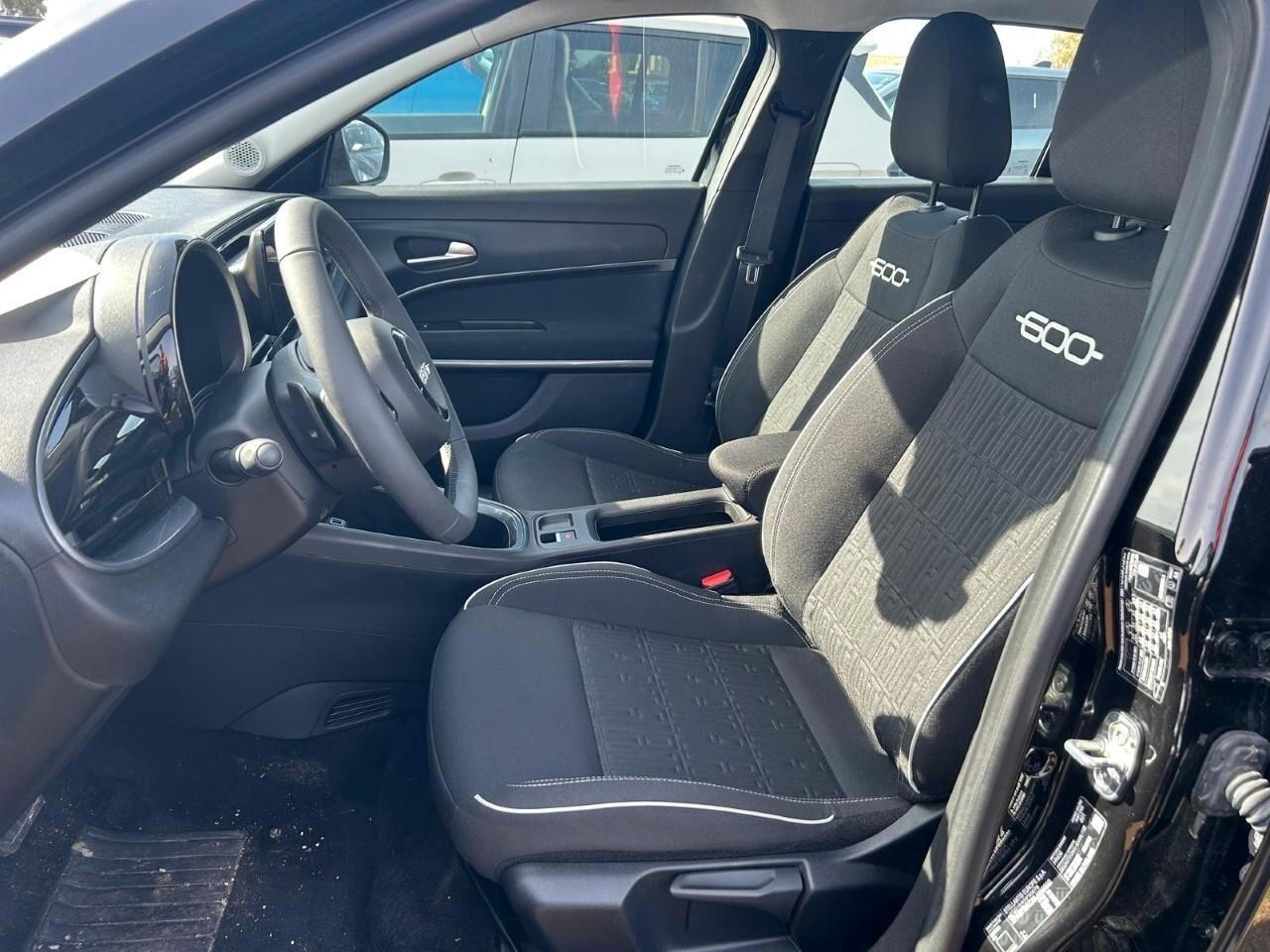 FIAT 600 1.2 HYBRID 145CV DCT MHEV POP ( FARI LED - COCKPIT - PELLE - NAVI - MIRROR - PDC - TELECAMERA POST. - CERCHI 18 )