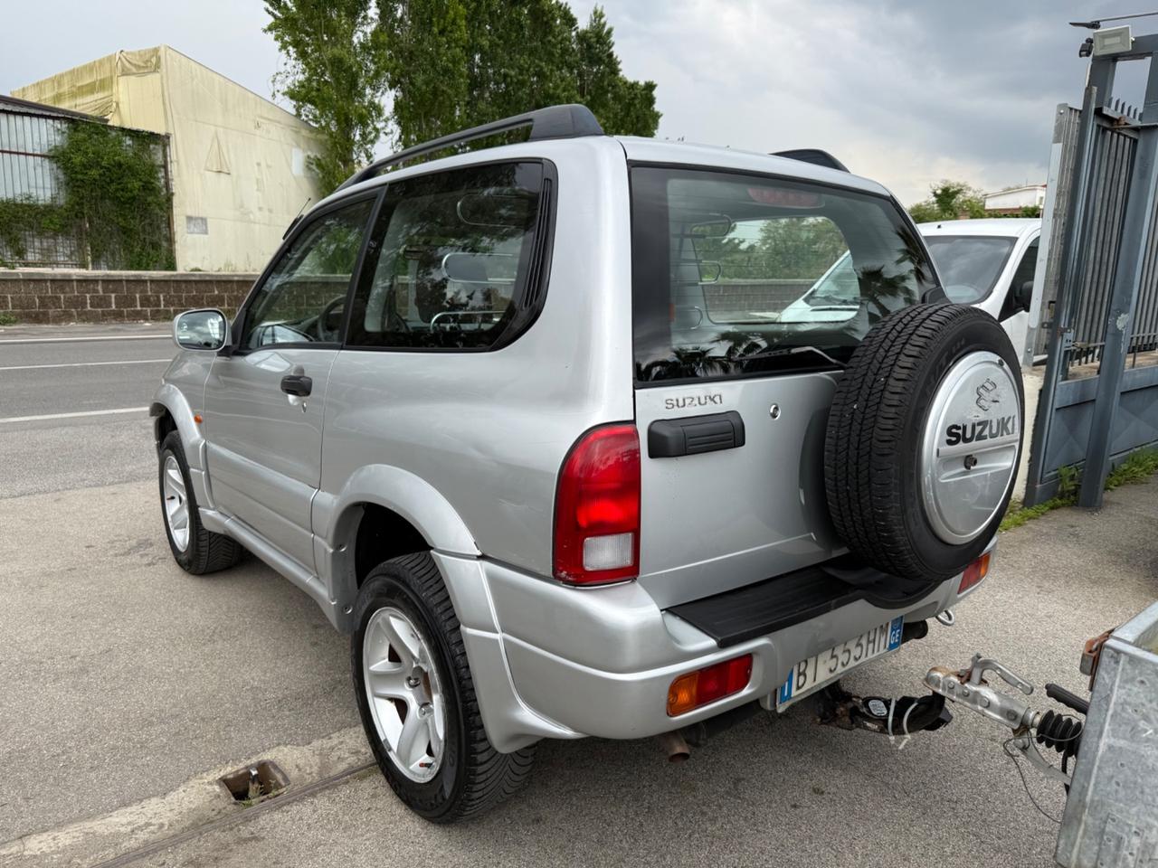 Suzuki Grand Vitara con carrello autocarro GPL