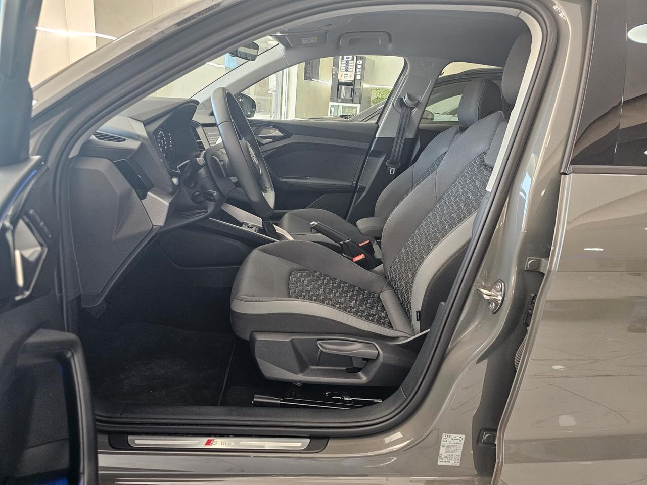 NUOVA AUDI A1 SPORTBACK S-LINE BLACK LINE 30 TFSI 116CV S-TRONIC - PACK LUCI.