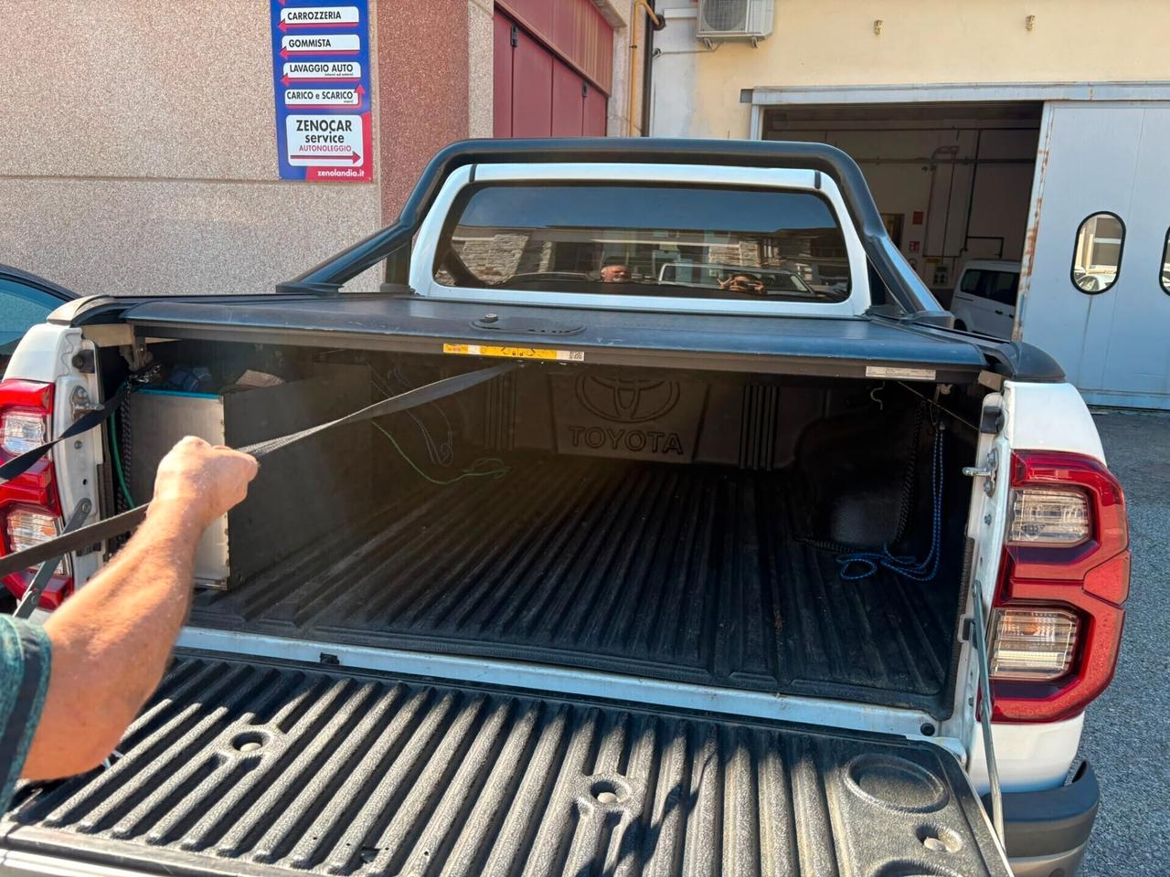 Toyota Hilux 2.4 D-4D A/T 4WD 4 porte Double Cab Invincible