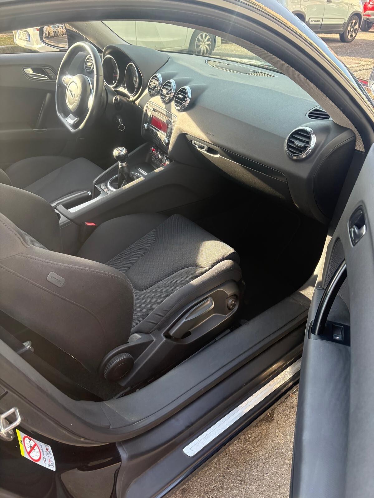 Audi TT Coupé 2.0 TFSI 200 cv book service