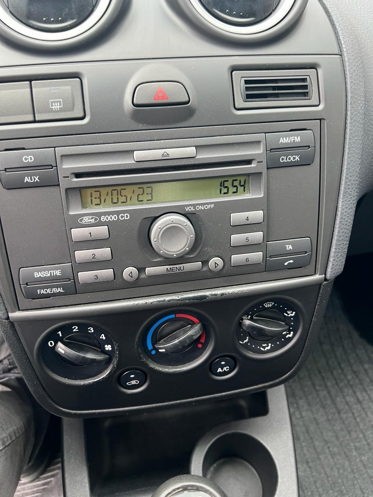 Ford Fiesta 1.2 16V 5p. Ghia x Neopatentati