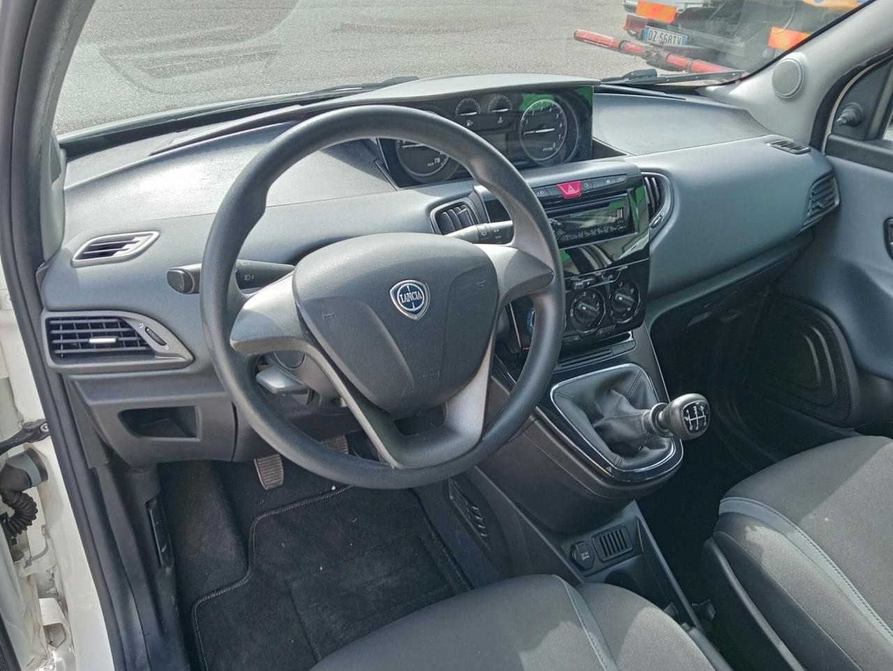 Lancia Ypsilon 1.2 69CV 5 porte OK NEOPATENTATI