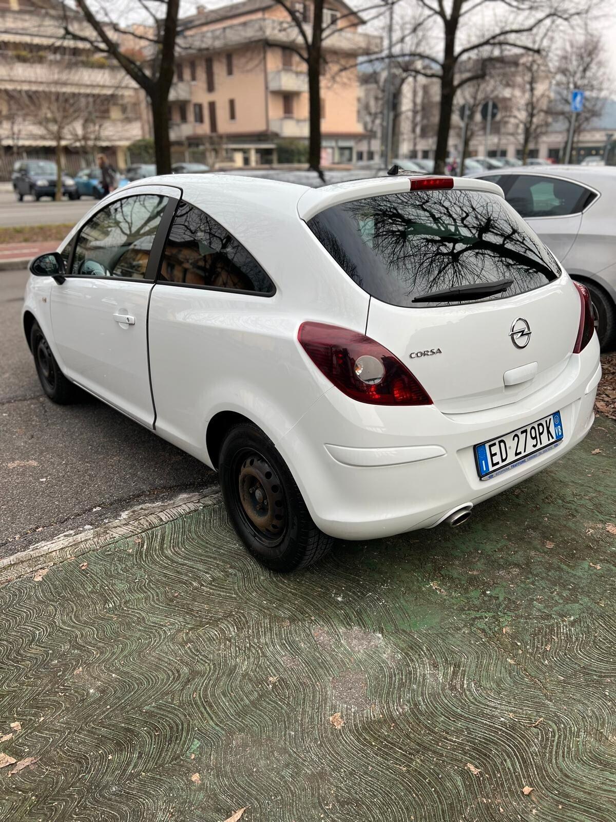 Opel Corsa 1.4 16V 3 porte b-color X NEOPATENTATI