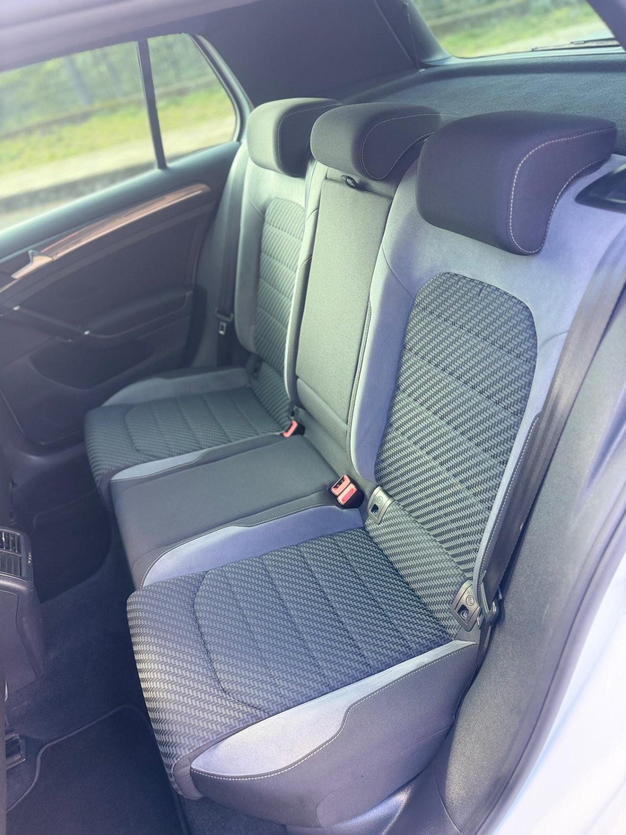 Volkswagen Golf 2.0 TDI DSG 5p. Highline BlueMotion Technology R -Line