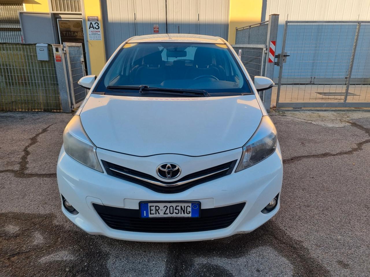 Toyota Yaris 1.0 5 porte Lounge neo patentati unica proprietaria