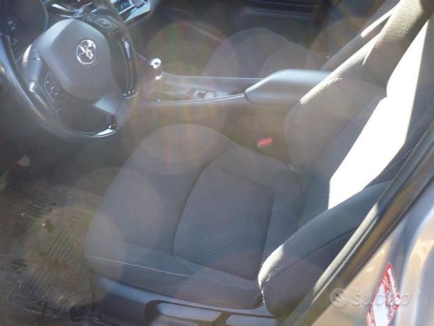 TOYOTA C-HR 1.8 Hybrid E-CVT Active