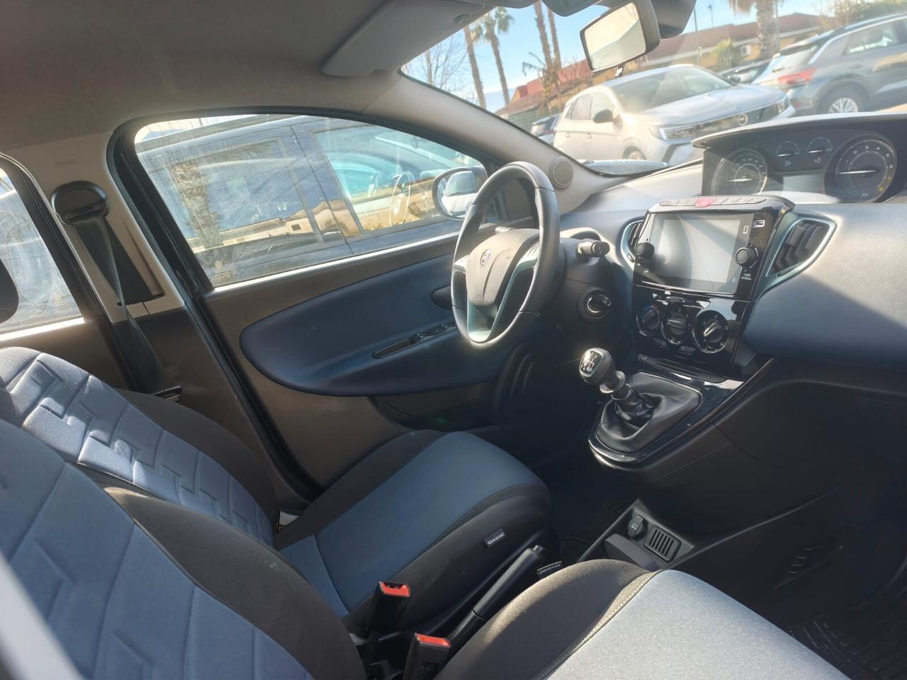 Lancia Ypsilon 1.0 70CV HYBRID PLATINUM