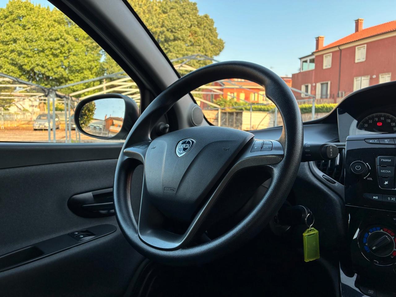 Lancia Ypsilon 1.2 69 CV Elefantino Blu 5 POSTI