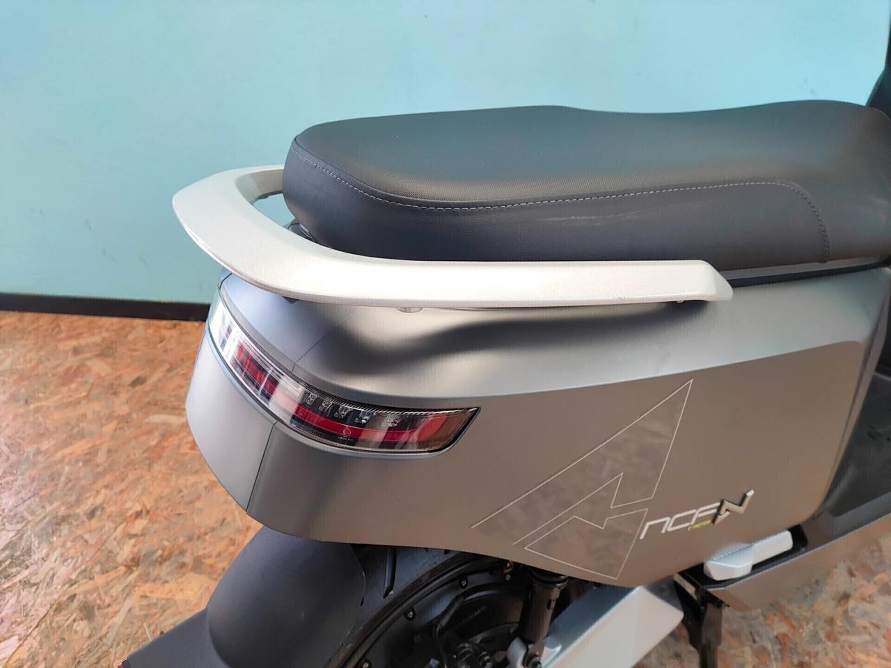Nmoto NCF S : l'e-scooter che ti porta anche in autostrada