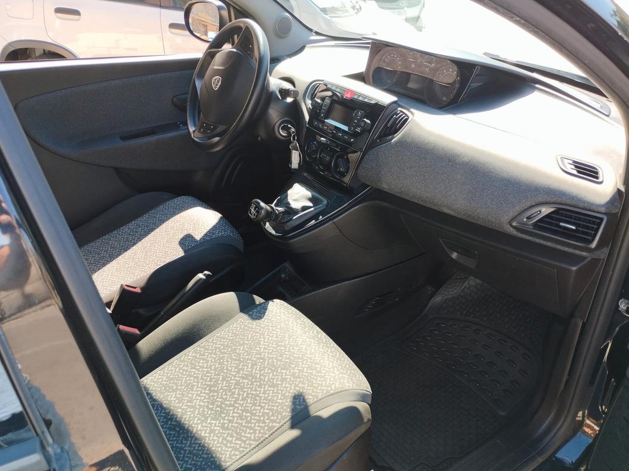 Lancia Ypsilon 1.0 FireFly 5 porte S&S Hybrid Silver