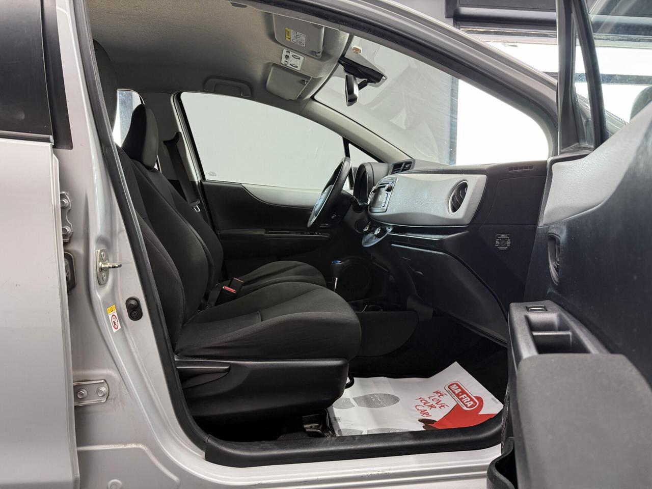 Toyota Yaris HYBRID LOUNGE