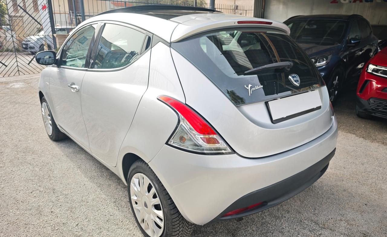Lancia Ypsilon 1.2 69 CV con tetto apribile