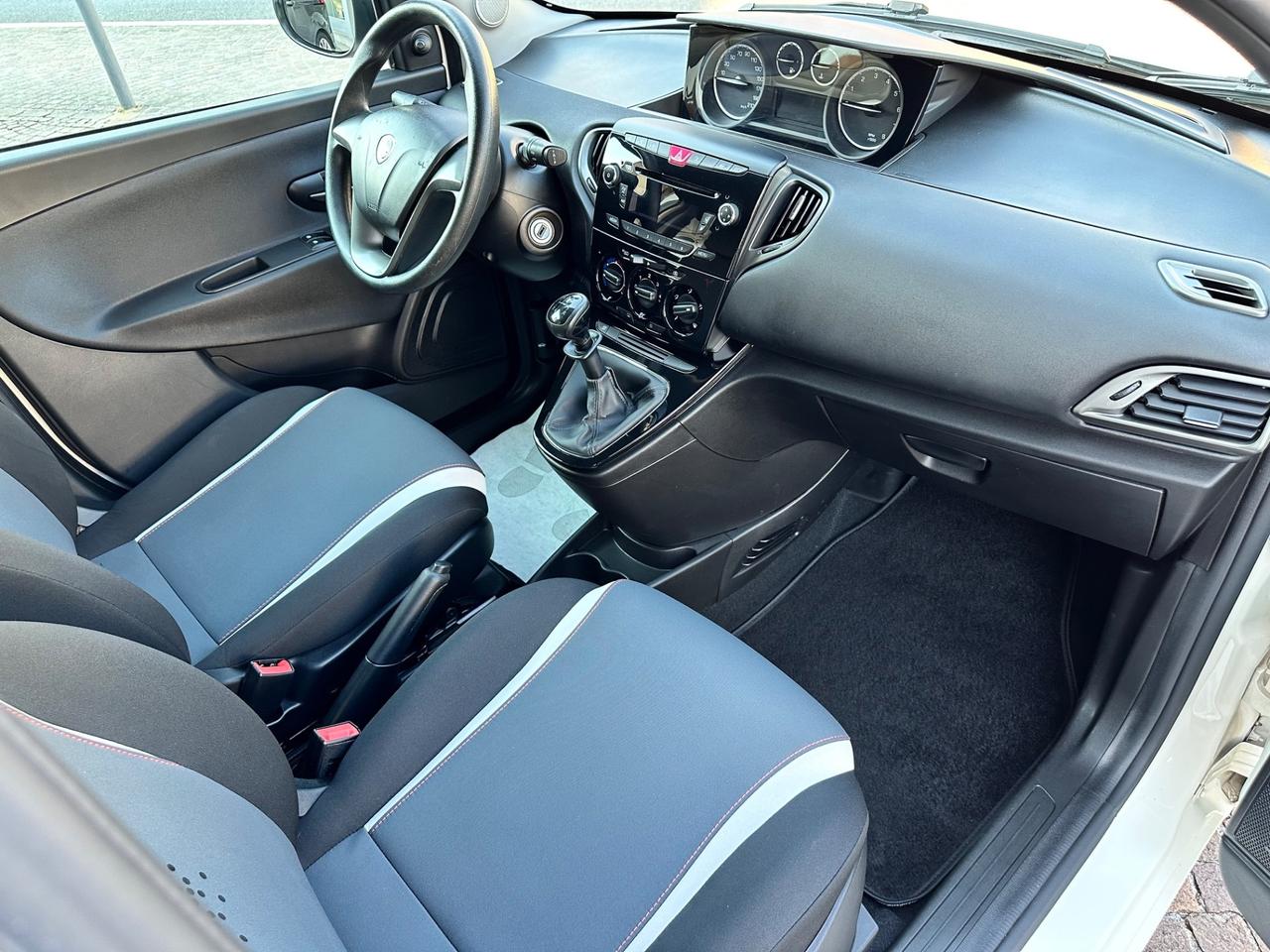 Lancia Ypsilon 1.2bz 69Cv 5P - Neopatentati