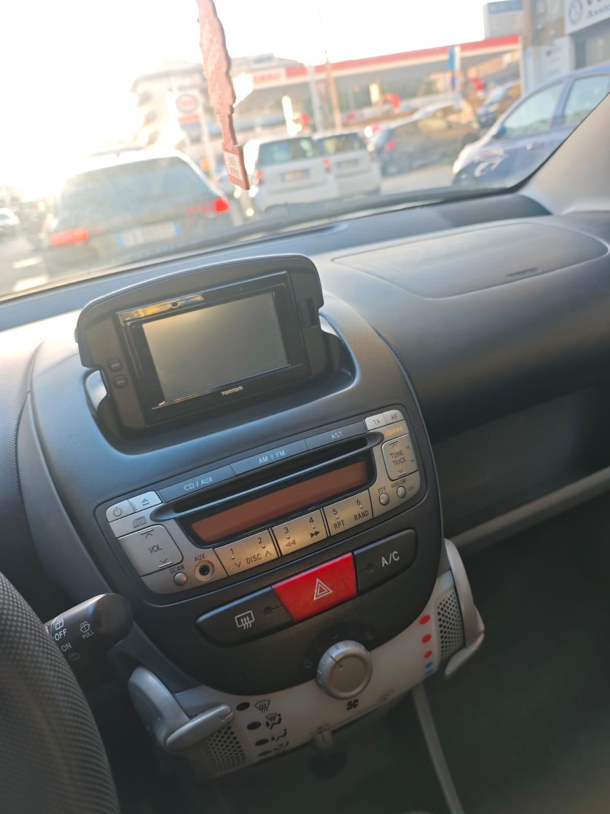 Toyota Aygo 1.0 - Connect con navigatore Tom Tom