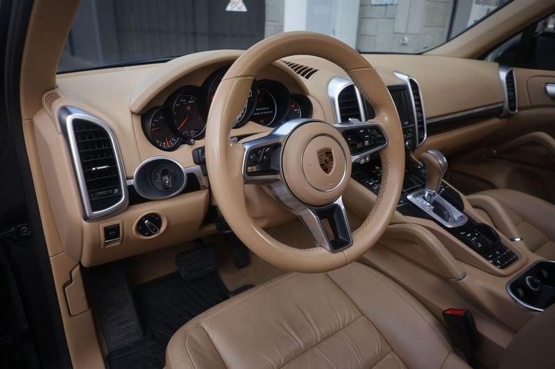 Porsche Cayenne Porsche Cayenne 3.0 tiptronic 184KW ANNO 2016