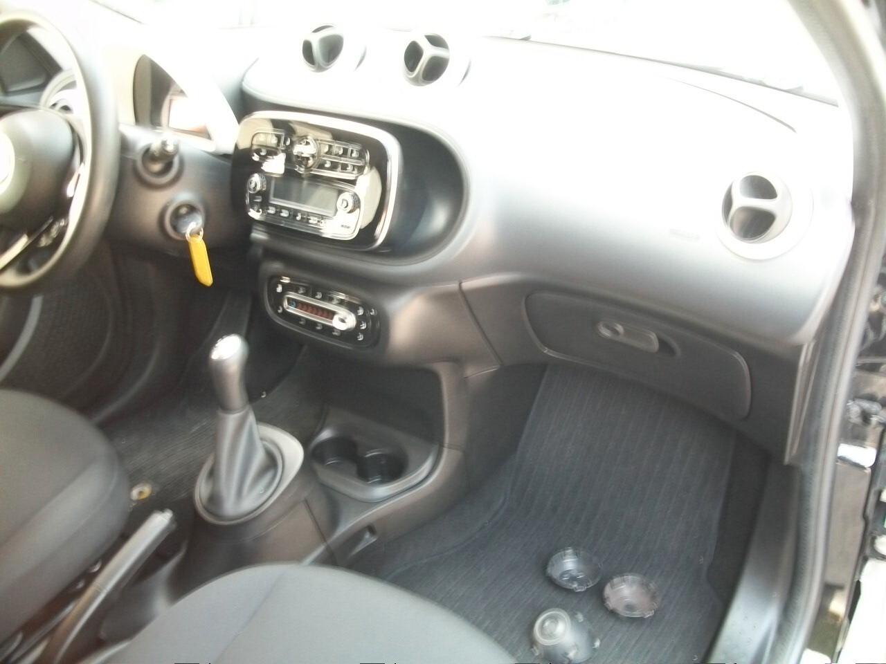 Smart ForFour 70 1.0 Passion cc999 euro 06 benzina 05 porte si neopatentati garanzia un anno km 102898 taliandati bi colore28