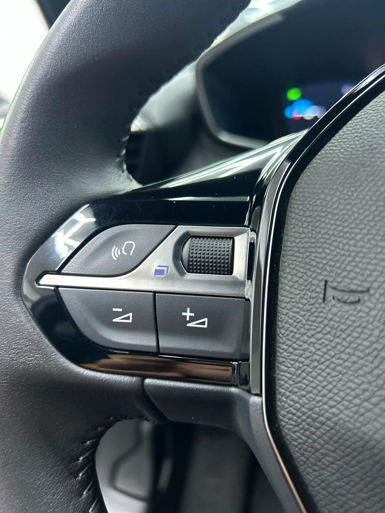 Peugeot 2008 PureTech 1.2 Benzina 100 cv S&S Allure