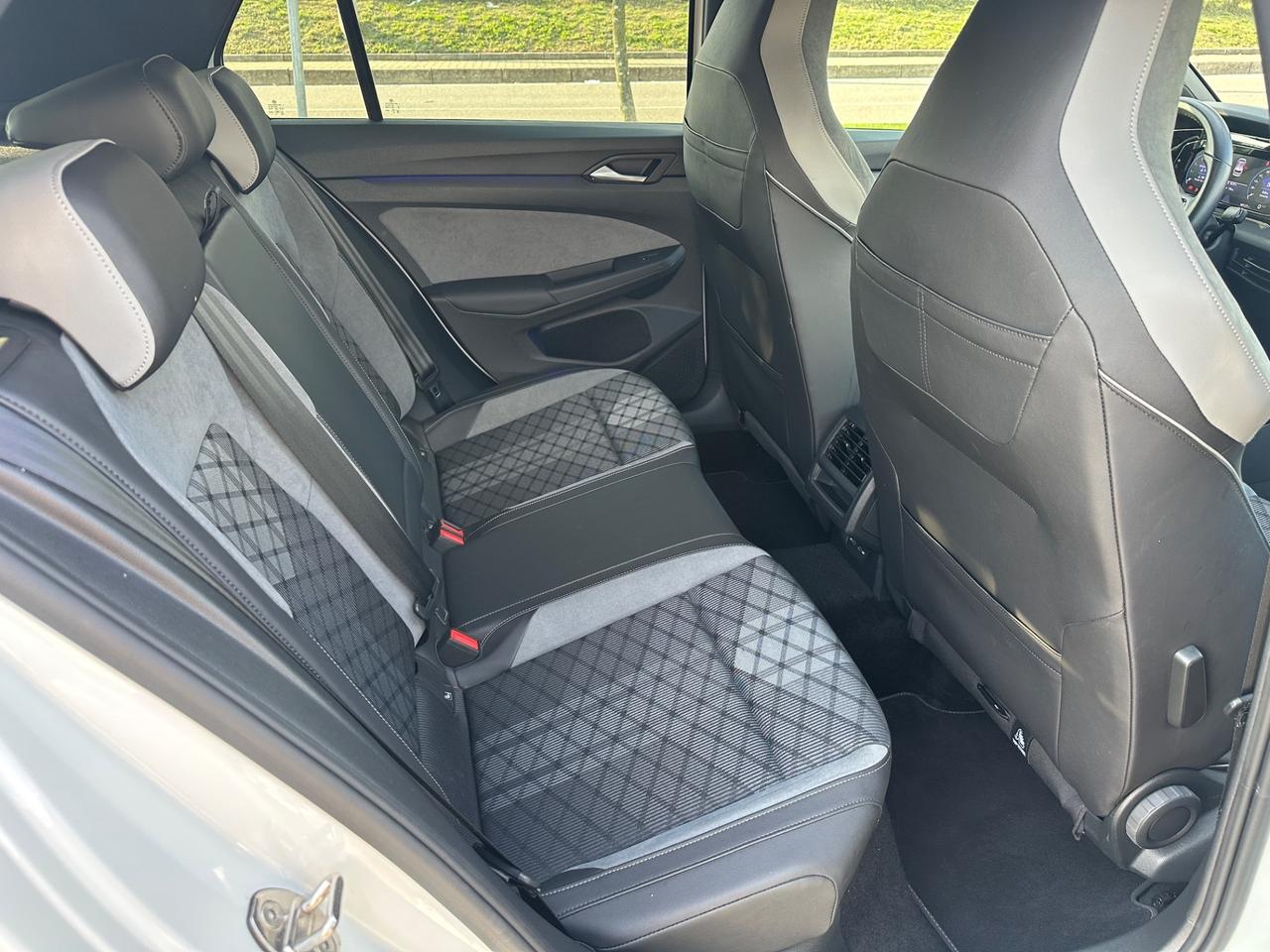 Volkswagen Golf 1.5 eTSI 150 CV EVO ACT DSG R-Line