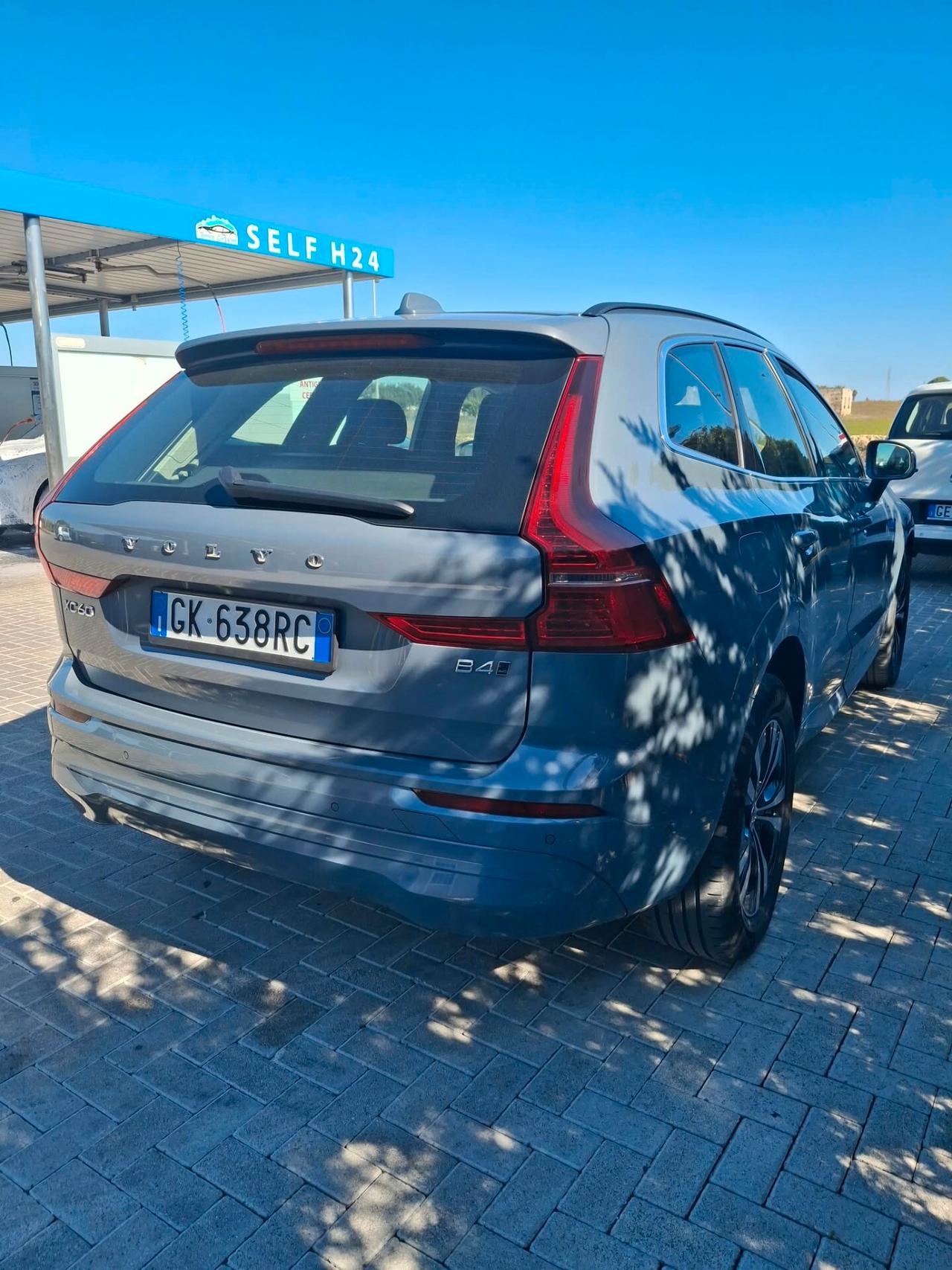 Volvo XC 60 B4 AWD automatico Momentum