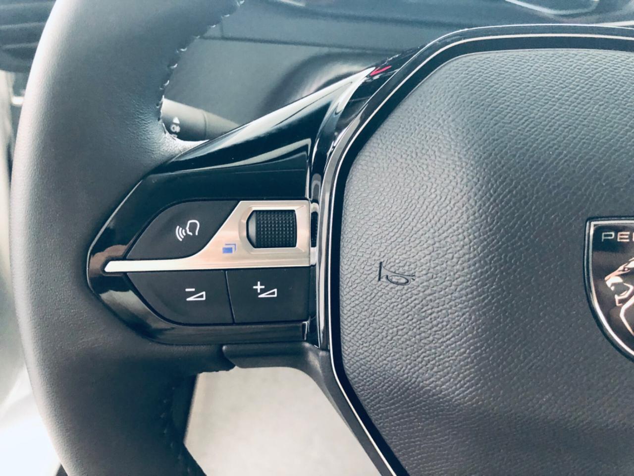 Peugeot 208 1.2 benzina neopatenti 15mila km