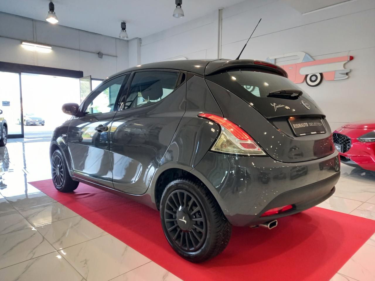 Lancia Ypsilon 1.2 69 CV 5 porte NEOPATENTATI