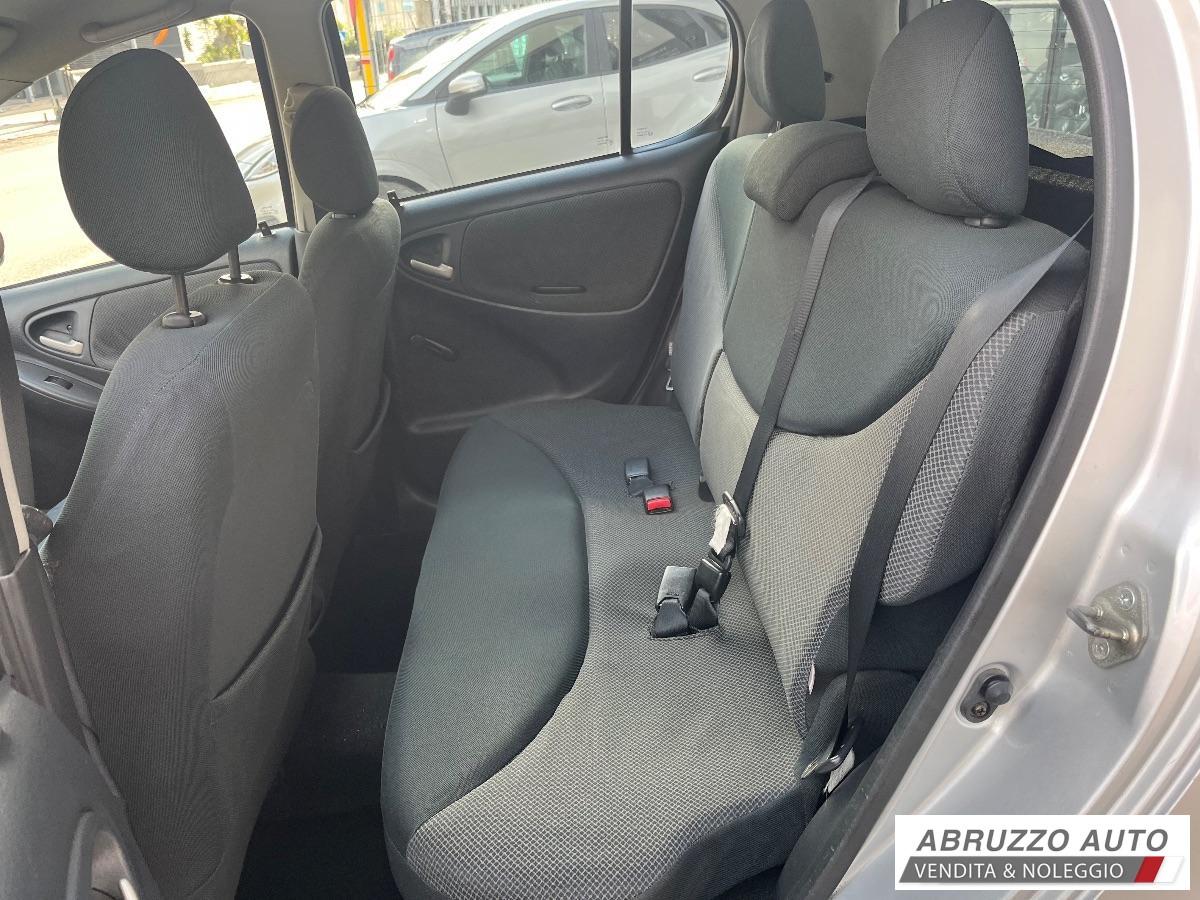 TOYOTA Yaris 1.0 5p. Sol KM 128.000