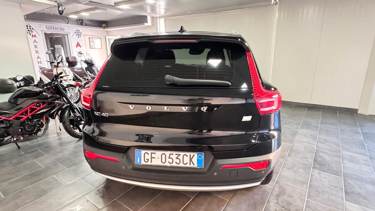 Volvo XC40 T5 Recharge Plug-in Hybrid Inscription SUV elegante e sportivo, che unisce comfort, tecnologia e prestazioni grazie alla motorizzazione ibrida plug-in benzina/elettrica