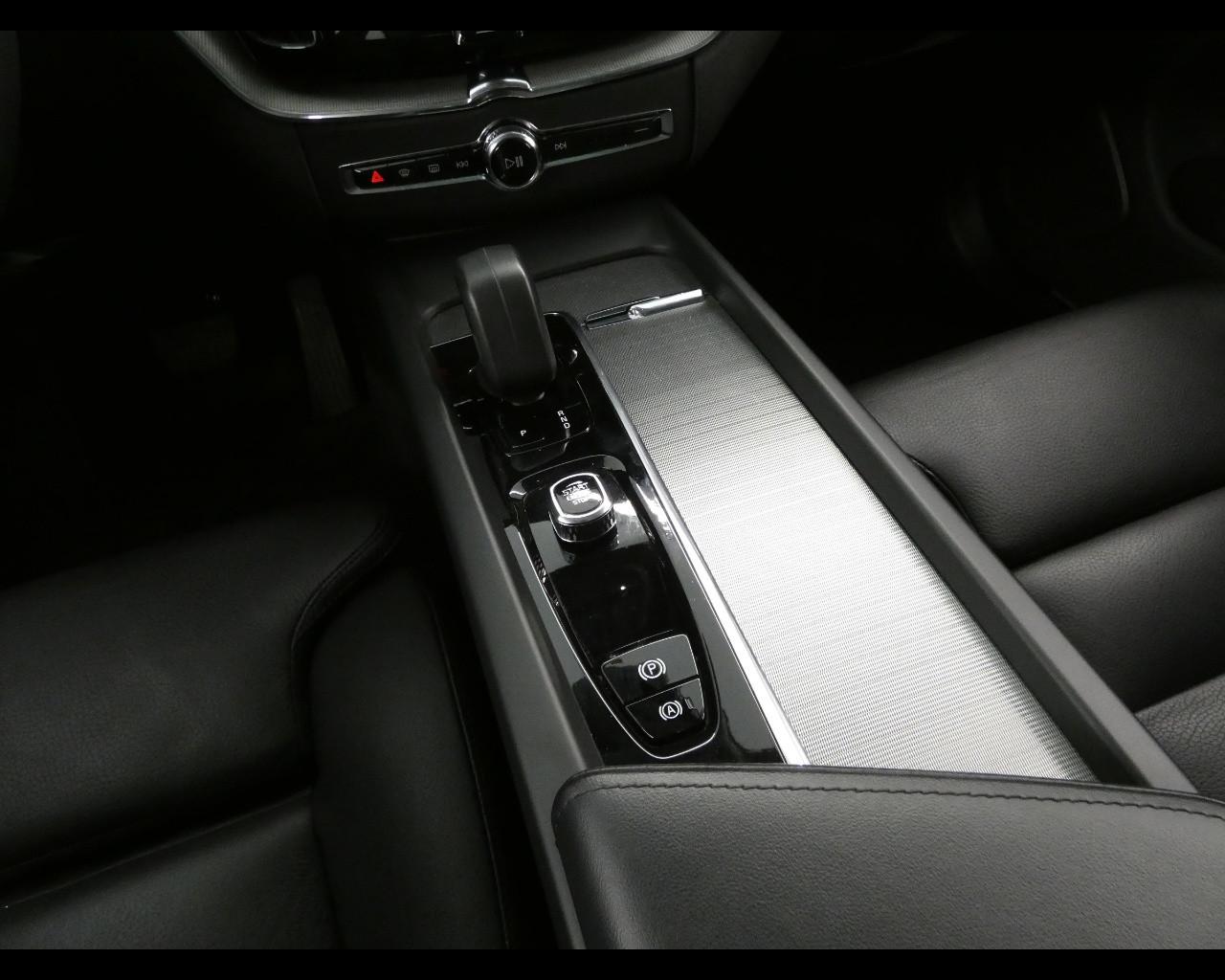 VOLVO XC60 (2017-->) - XC60 B4 (d) AWD automatico Plus Dark