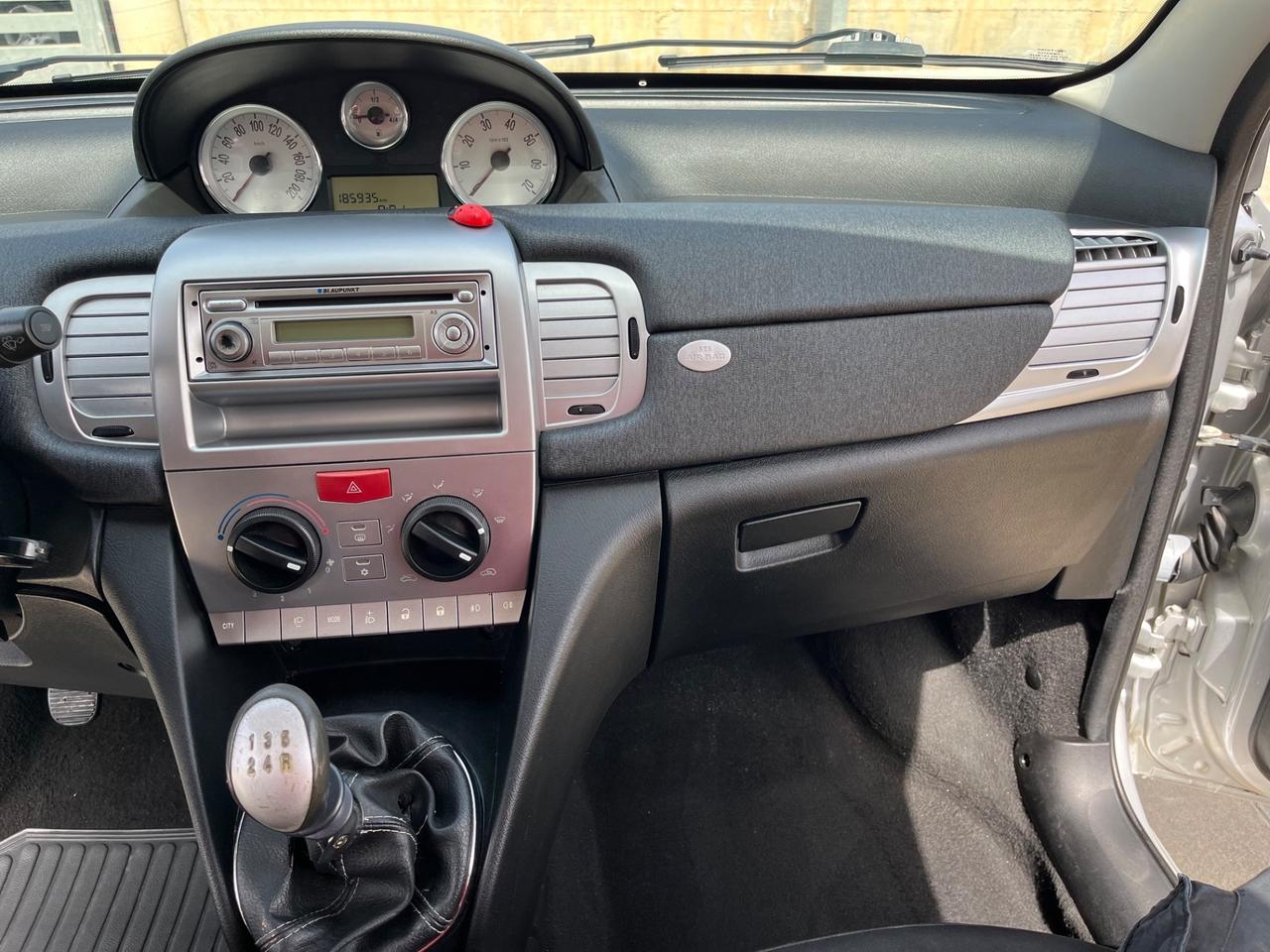 Lancia Ypsilon 1.2 69 CV Unyca
