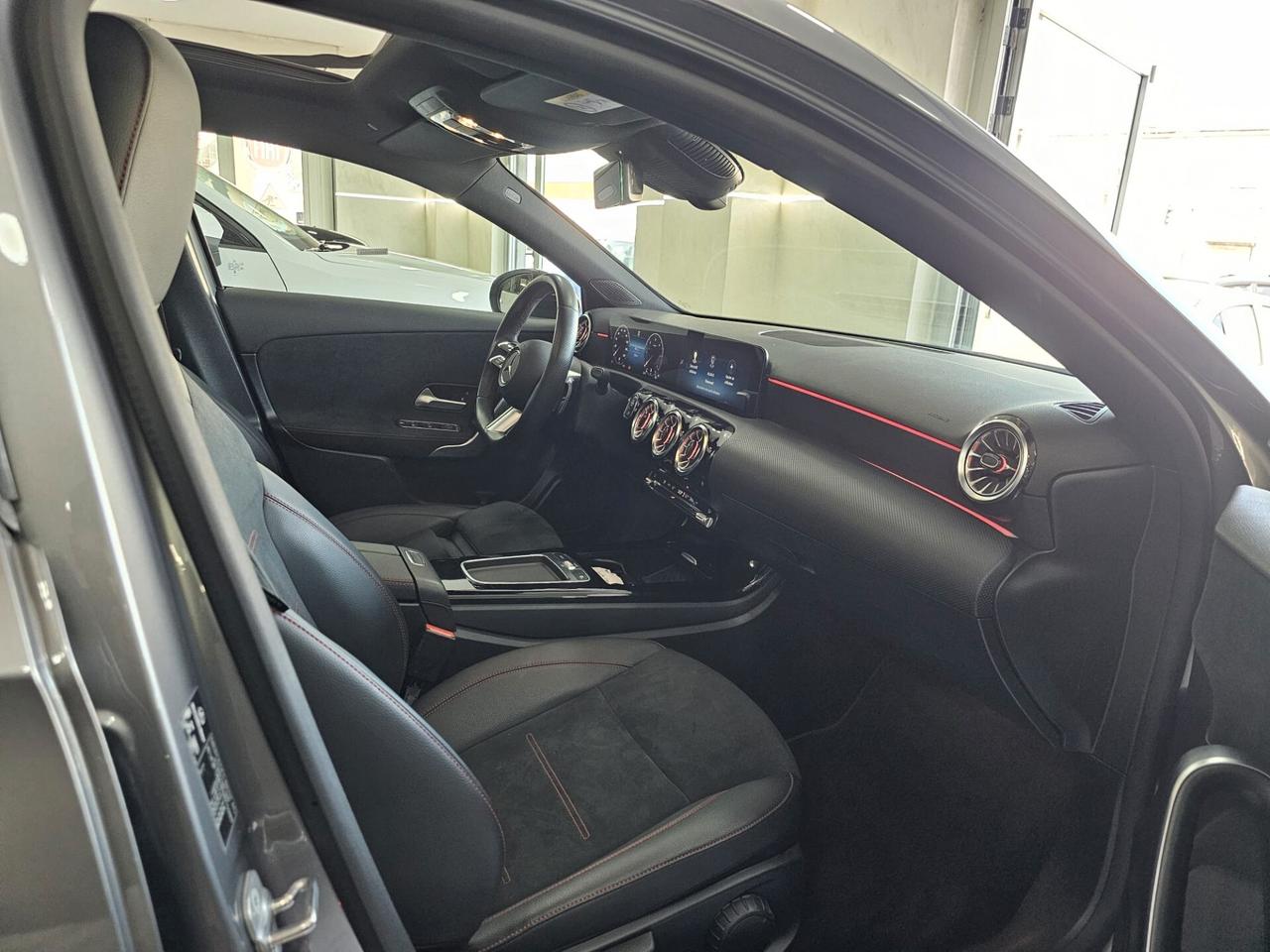 NUOVA MERCEDES-BENZ CLASSE A180d AMG LINE PREMIUM 2.0d 116CV CAMBIO AUTOMATIC