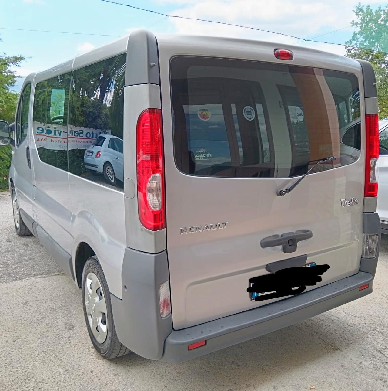 Renault Trafic. 9 posti
