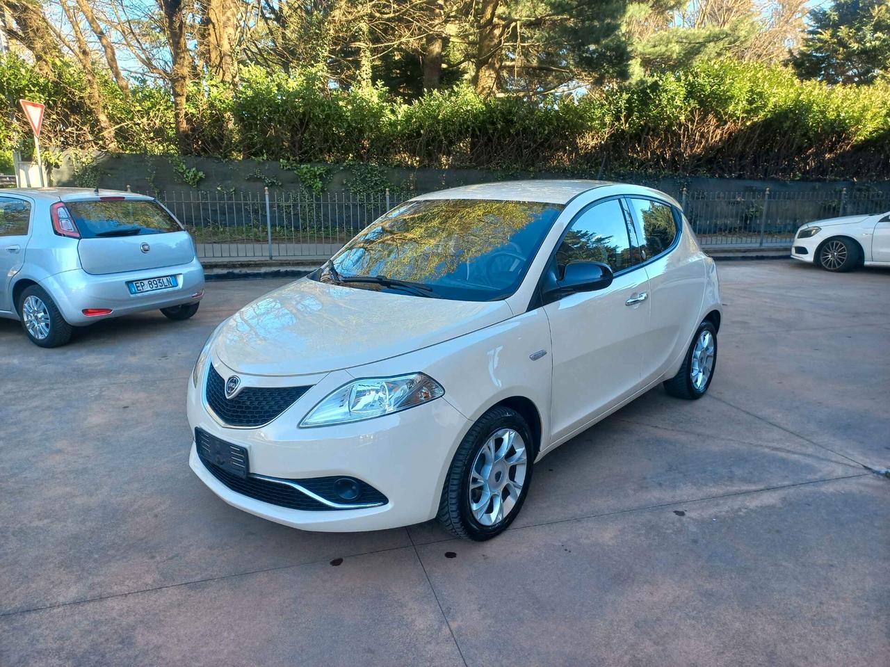 Lancia Ypsilon 1.2 69 CV 5 porte Silver opening edition