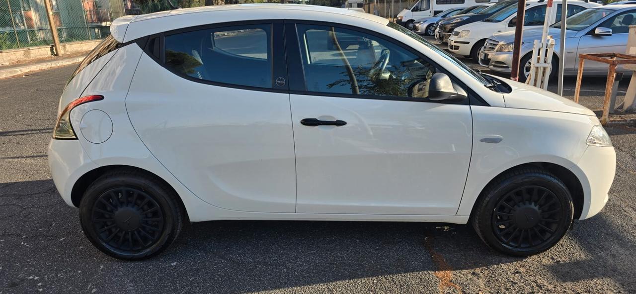 Lancia Ypsilon 1.0 FireFly 5 porte S&S Hybrid Ecochic Silver