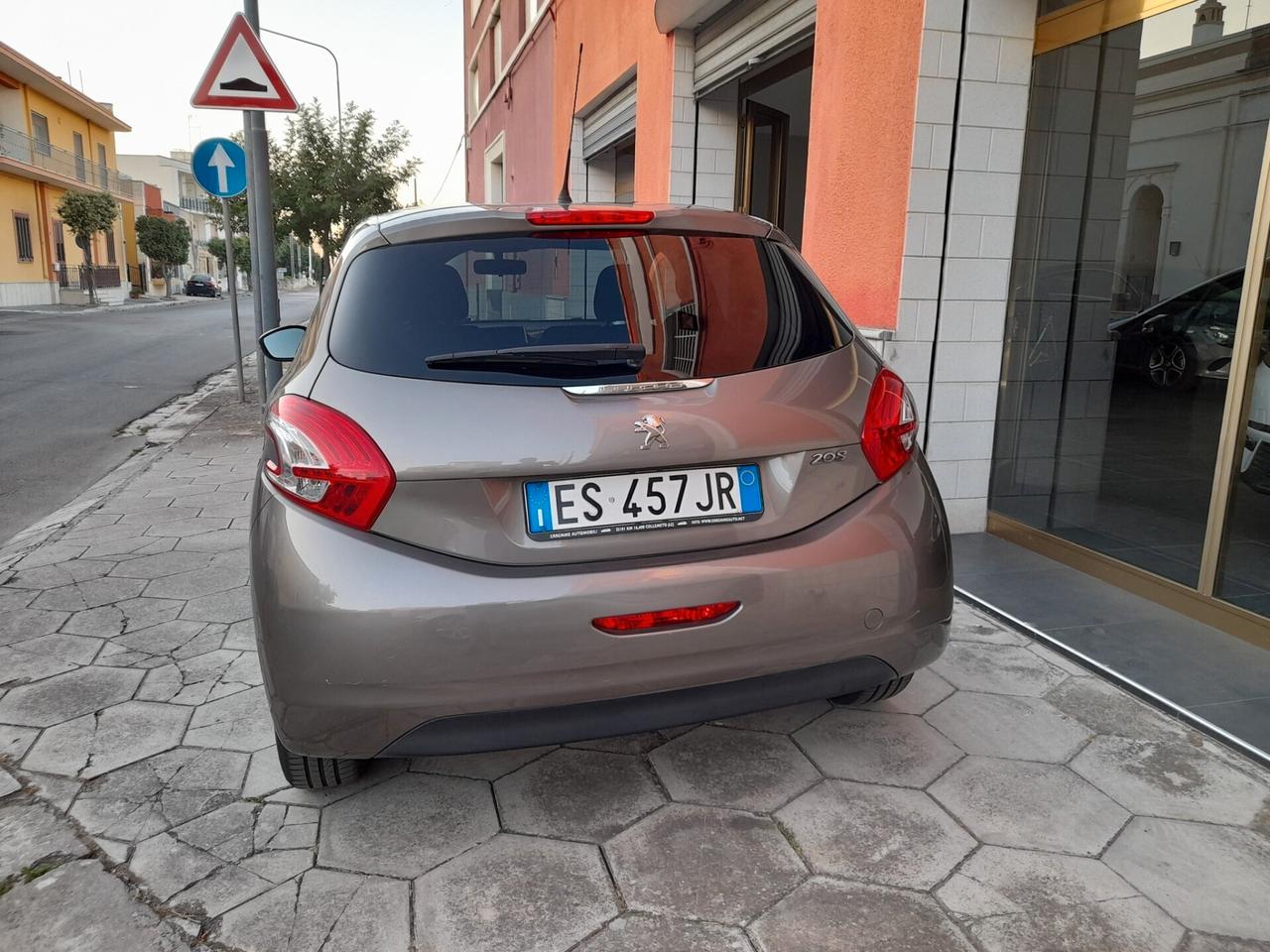 PEUGEOT 208 1.2 5 P