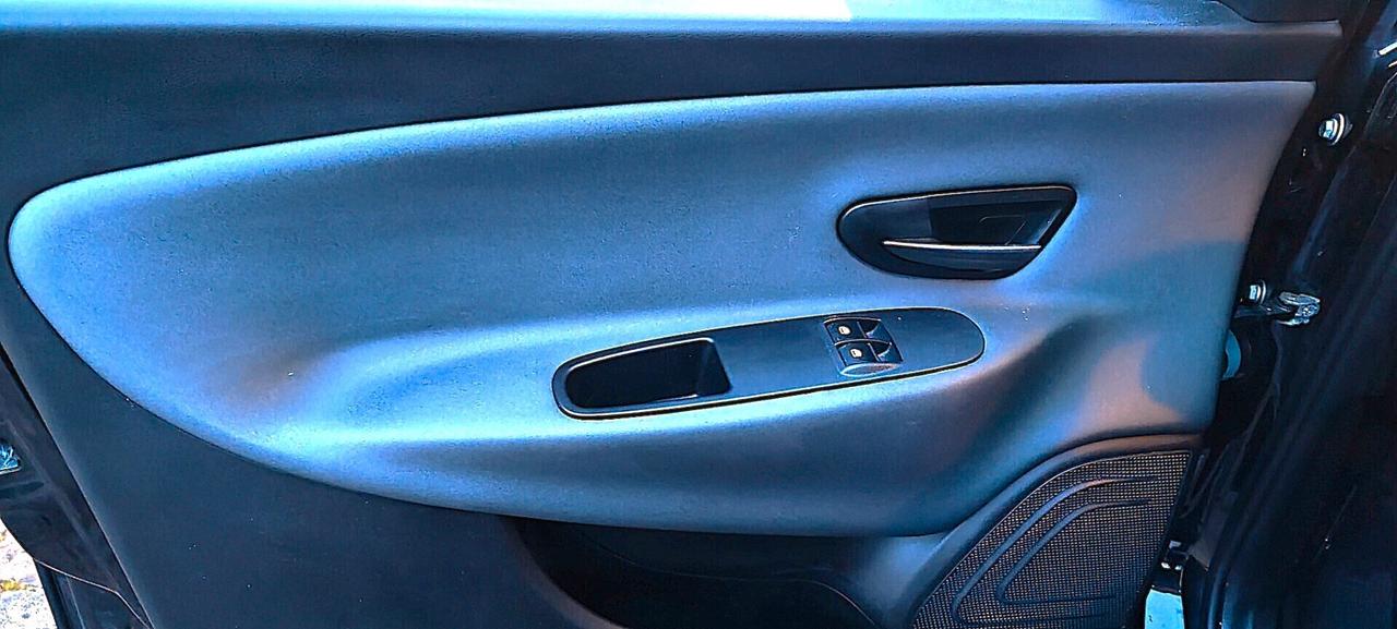 Lancia Ypsilon 1.2 69 CV 5 porte GPL Ecochic Silver