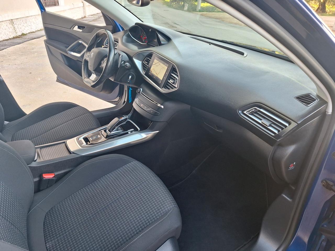 Peugeot 308 1.5 HDi 130 EAT8 SW Business 2018 NAVI