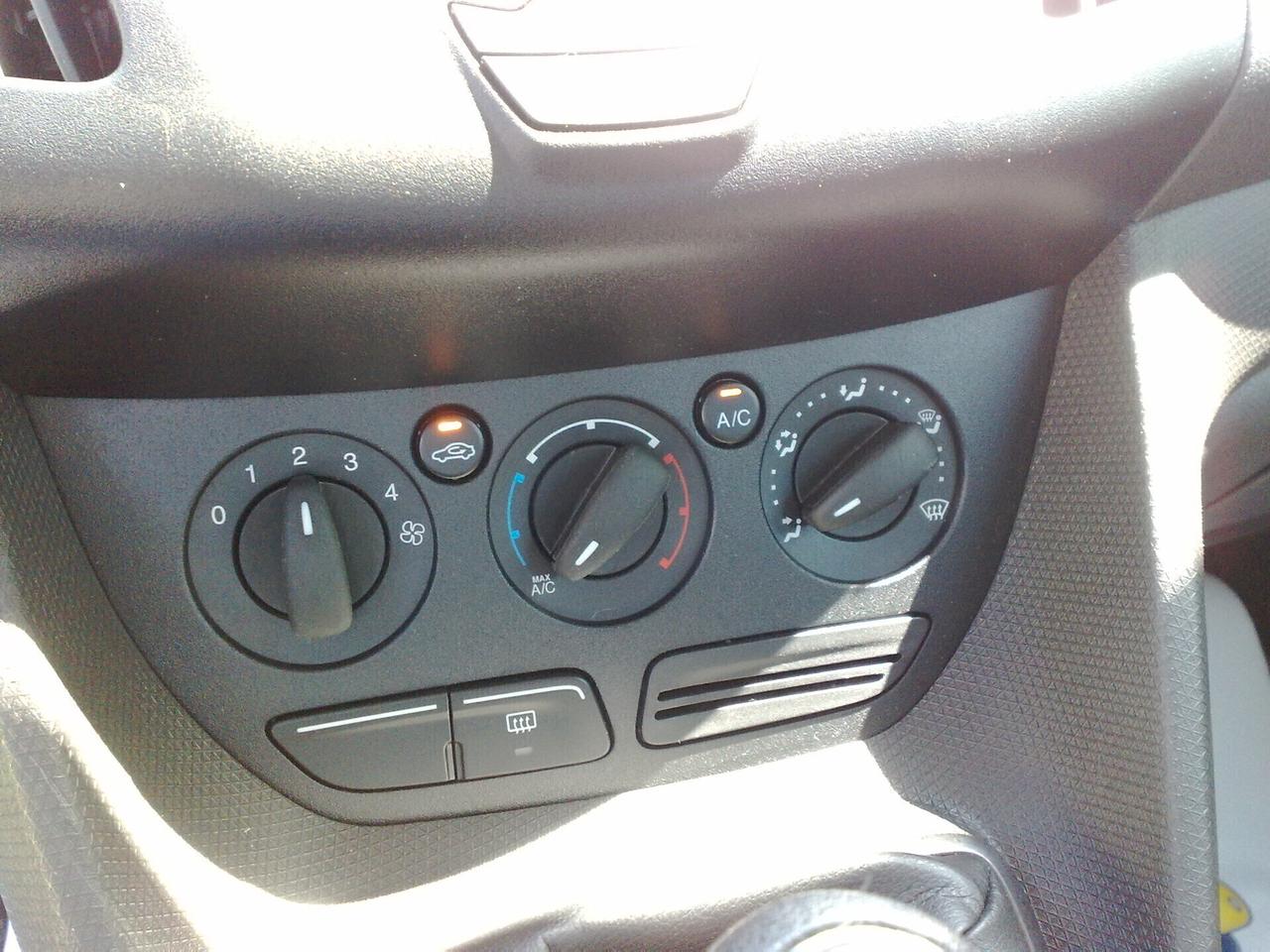 Ford Transit Connect 1.6tdci 5 POSTI - 2015
