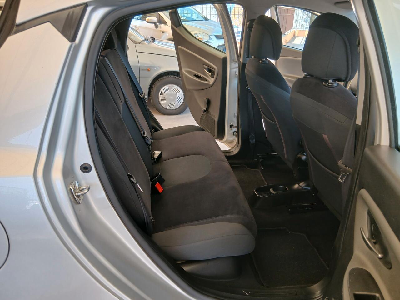 Lancia Ypsilon 1.2 69 CV 5 porte full 13