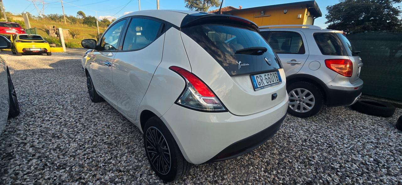 Lancia Ypsilon 1.0 FireFly 5 porte S&S Hybrid Oro