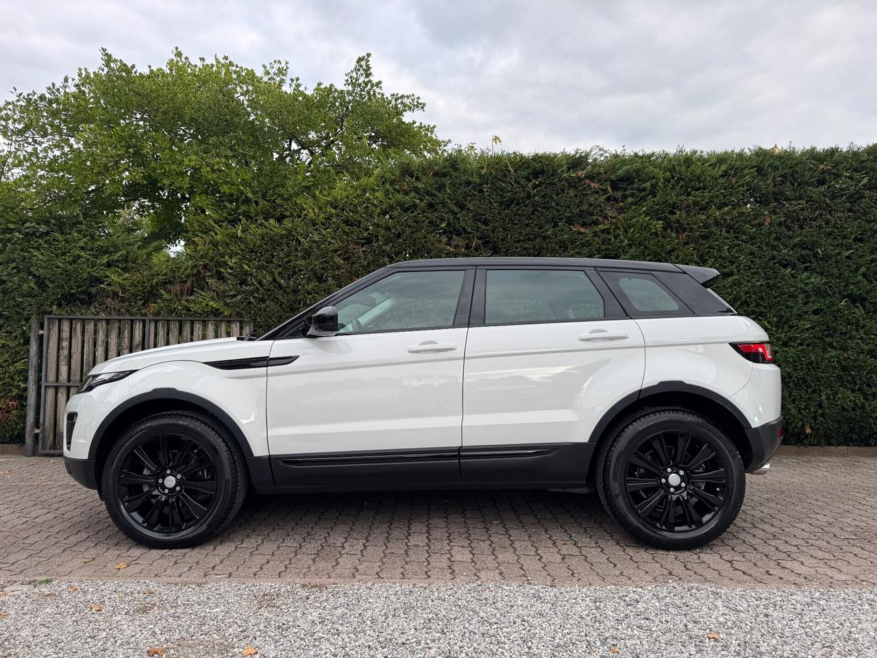 Land Rover Range Evoque 2.0 eD4 5p. SE Black Desing Pack