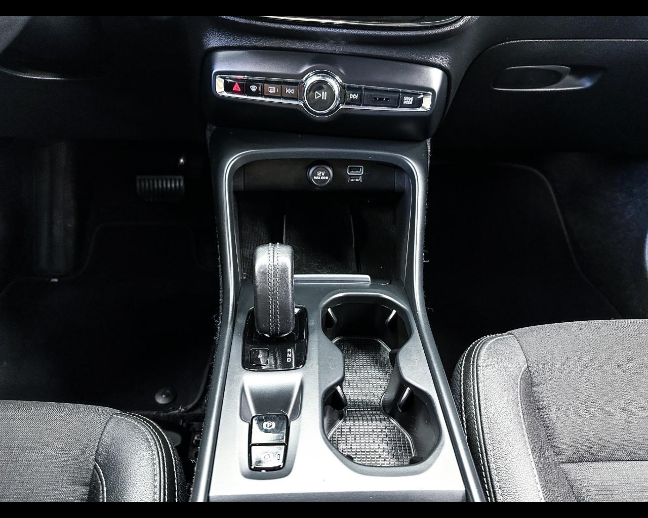 VOLVO XC40 (2017-->) - XC40 D3 AWD Geartronic Momentum